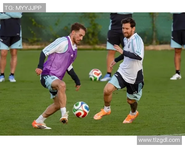 足球明星队抵达目的地全力备战新赛季引发球迷热烈期待